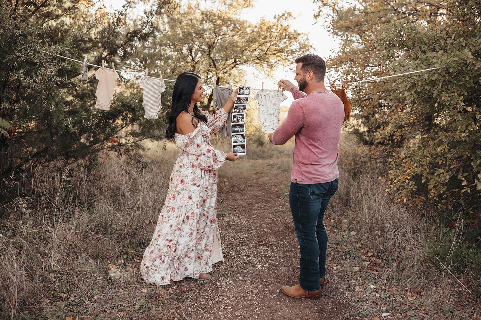 Dallas maternity photography session showcasing beautiful pregnancy portraits in natural light - Image 002