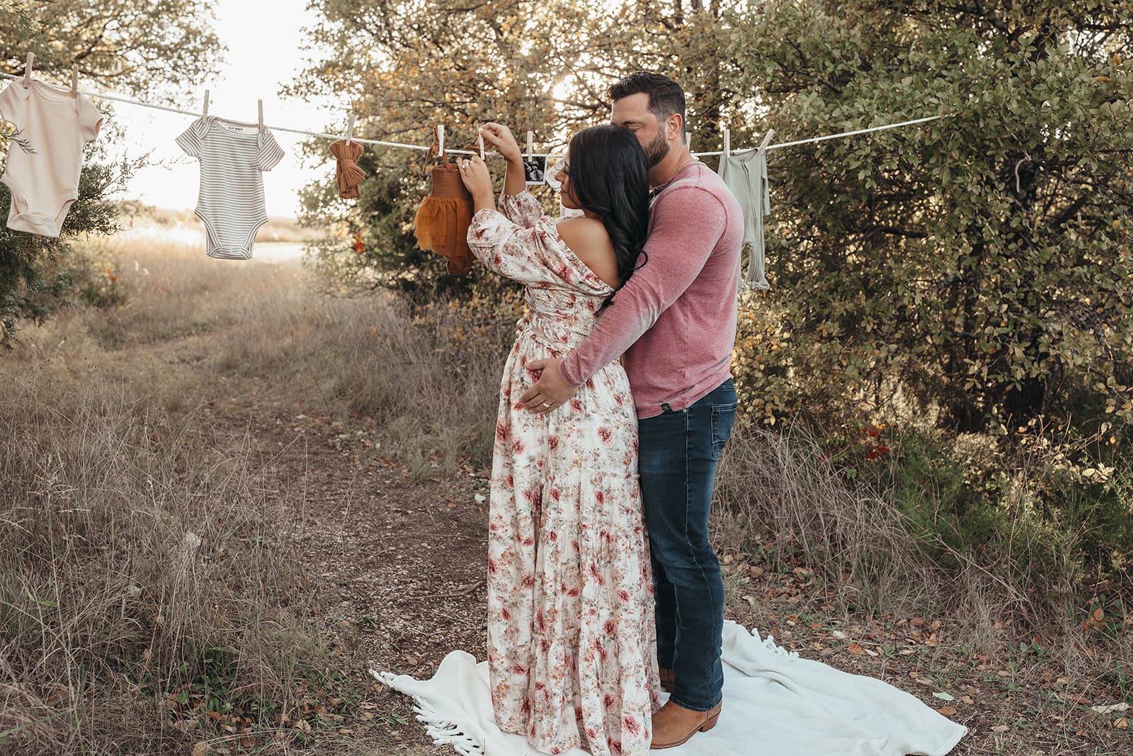 Dallas maternity photography session showcasing beautiful pregnancy portraits in natural light - Image 009
