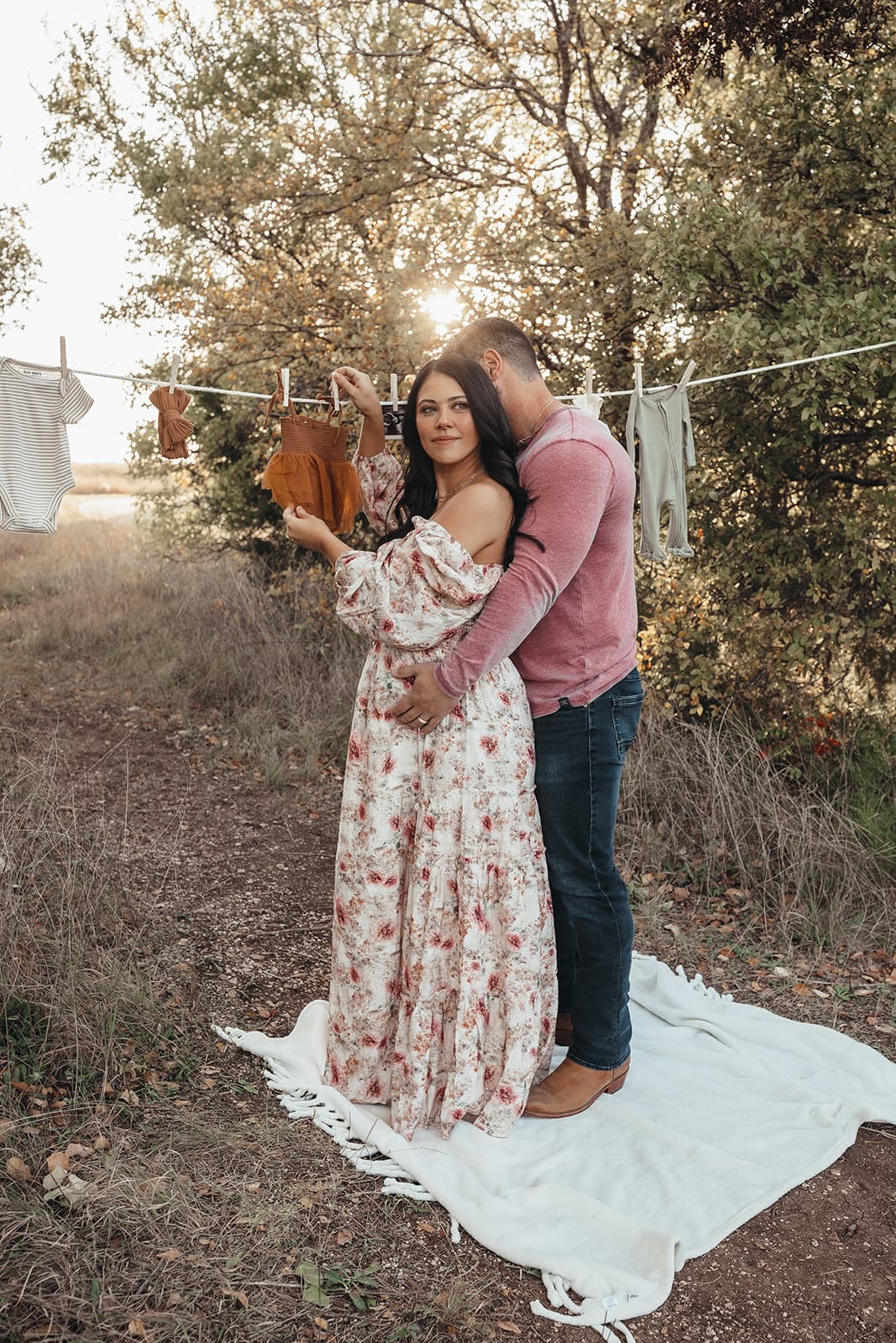 Dallas maternity photography session showcasing beautiful pregnancy portraits in natural light - Image 010