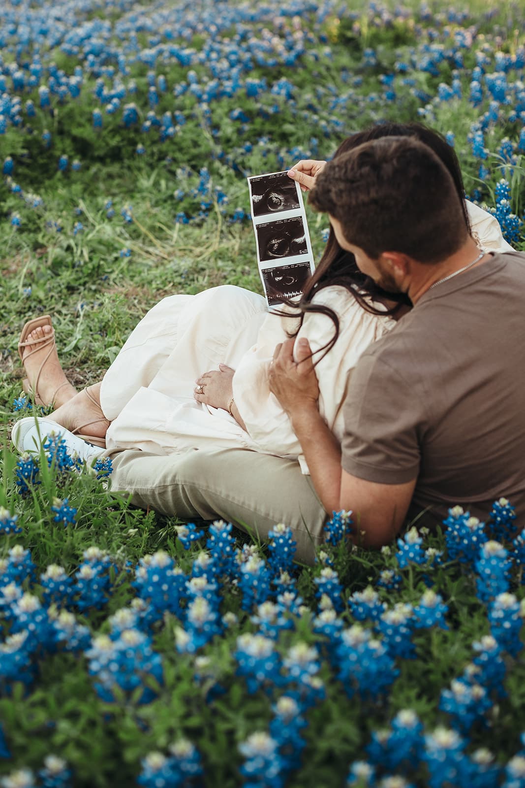 Dallas baby announcement photography showcasing beautiful pregnancy reveal portraits - Image 004