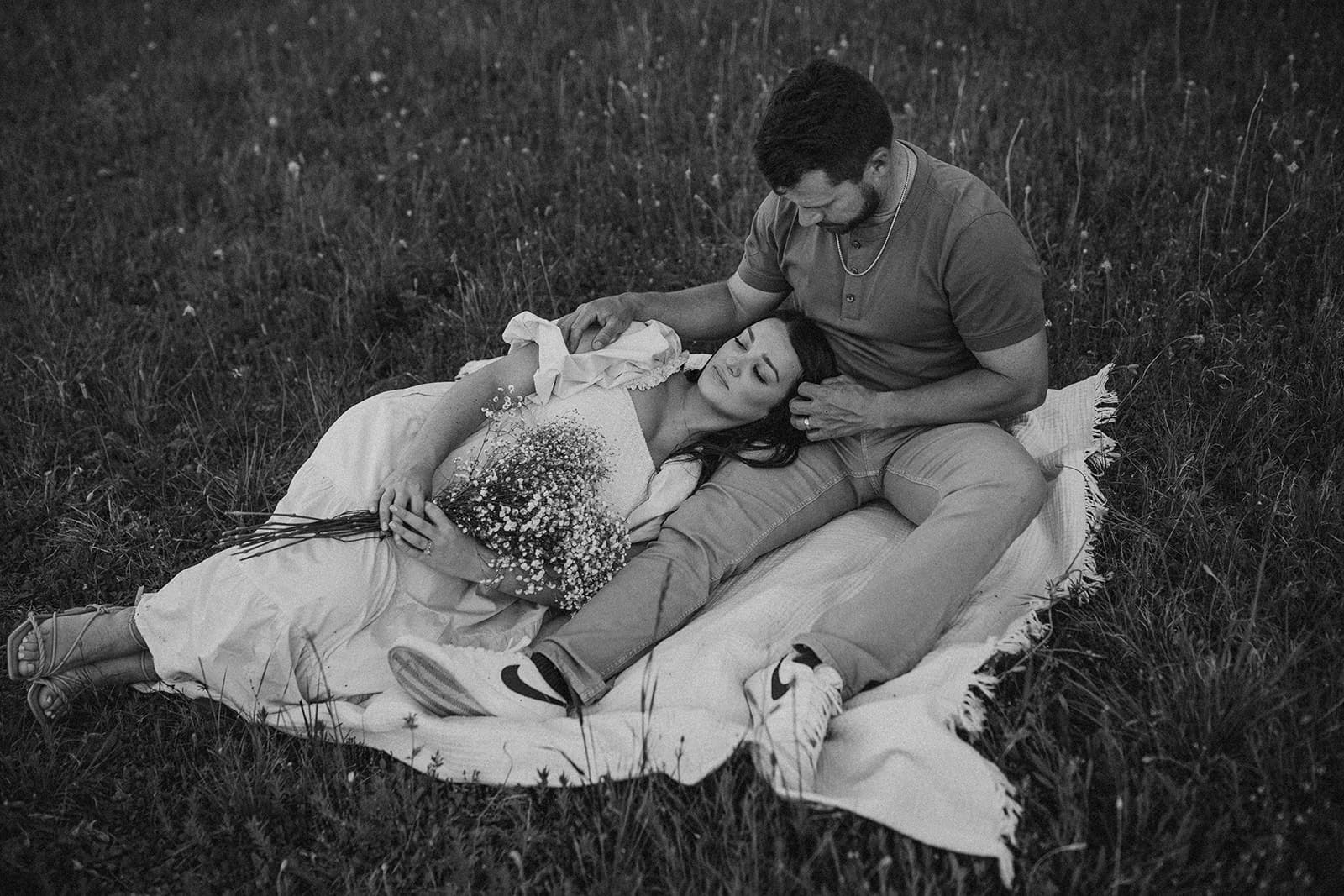 Dallas baby announcement photography showcasing beautiful pregnancy reveal portraits - Image 009